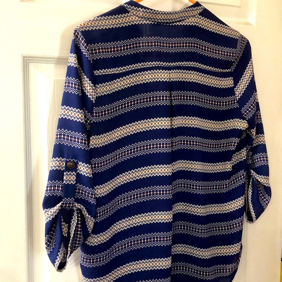 Von Maur brand Lush dress shirt size small. 3/4 length sleeve with button detail - Picture 3 of 3